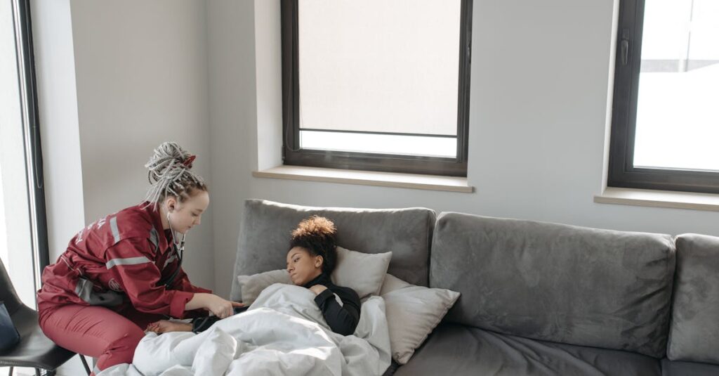 深夜に天井裏から物音がし、懐中電灯を持って侵入口を確認する人物の姿。応急処置をして安全を確保しようとしている様子。