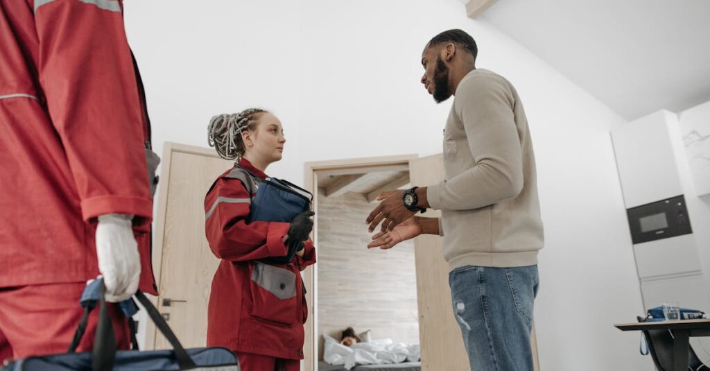 深夜に天井裏から物音がし、懐中電灯を持って侵入口を確認する人物の姿。応急処置をして安全を確保しようとしている様子。