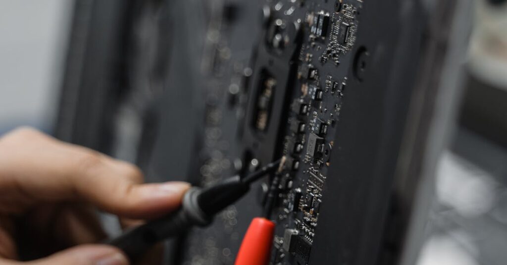 害獣駆除の費用内訳を説明するイラスト。人件費、封鎖工事、清掃・消毒などが図解されている。