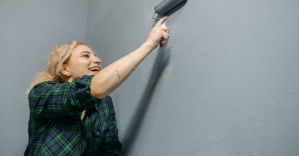 戸建て住宅における外壁塗装の費用相場とその要因を視覚的に示す図