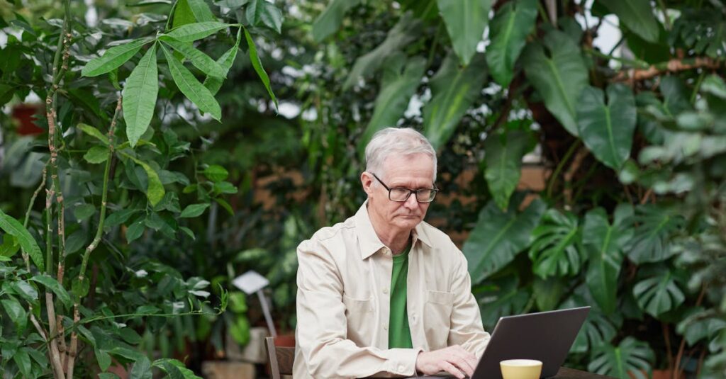 シニア世代がスマートフォン料金を格安SIMで節約し、満足そうにスマホを操作している様子