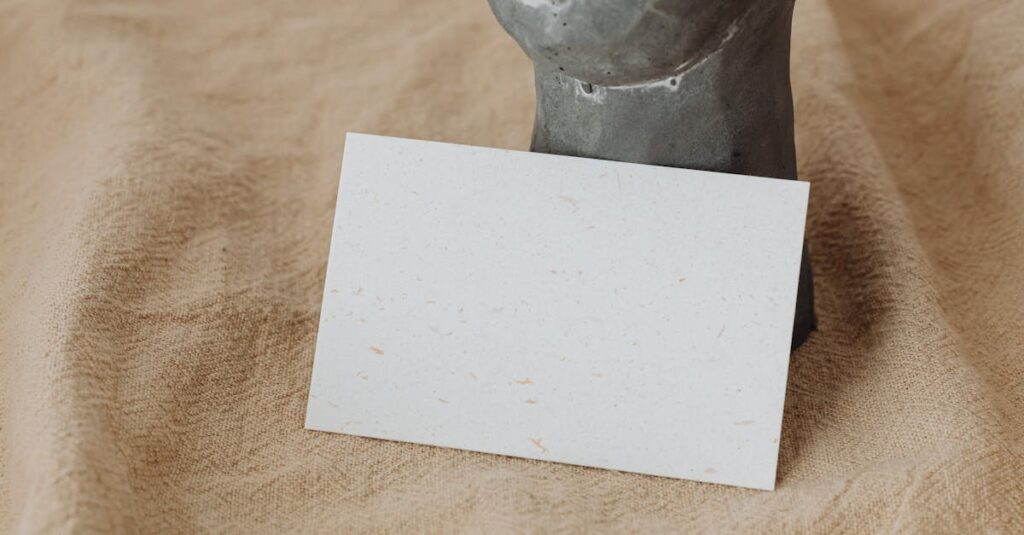 格安SIMカードを受け取りスマホに差し込んで設定するシニアとその家族