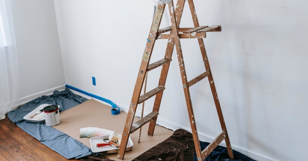 外壁塗装の見積もりを3社以上から比較するポイントを説明するイメージ。複数見積書と担当者が相談しているシーン。