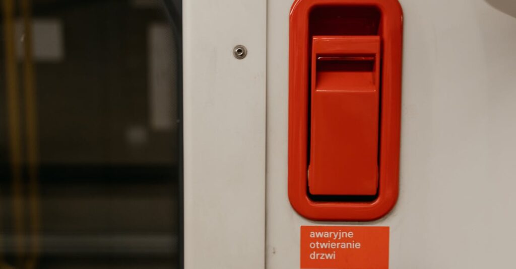 害獣駆除業者との契約時の注意点を説明するイラスト。追加費用・キャンセル条件・保証の有無などが強調されている。