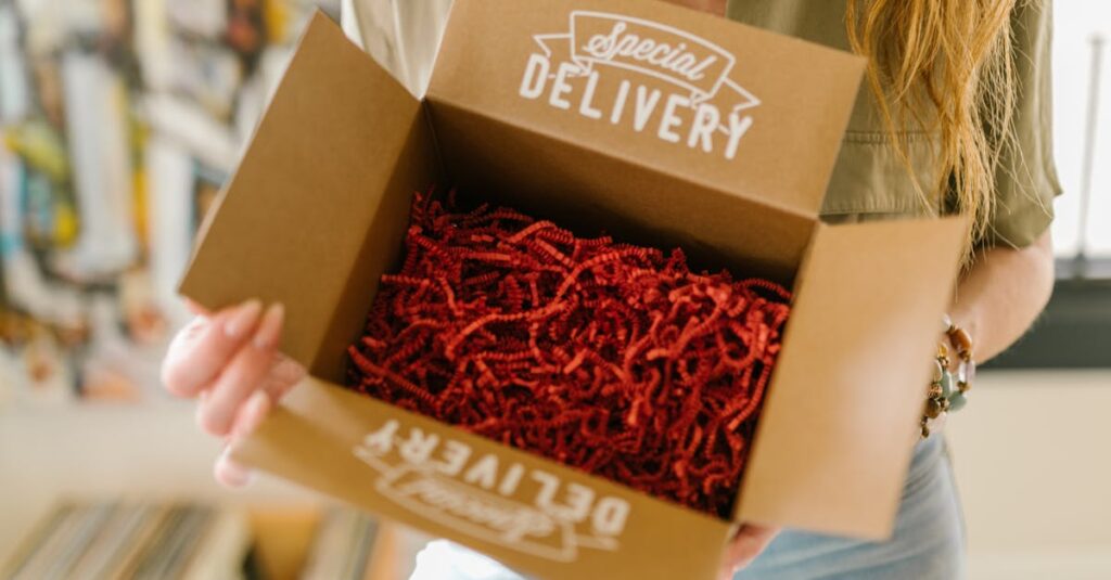 楽器を宅配で送るシーン。しっかりと梱包されたギターの段ボールが玄関に置かれている