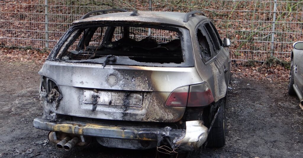 夜間に発生する害獣被害のイメージ画像。深夜に天井裏で音がする状況を示しており、不安な住民の様子も描写されている。