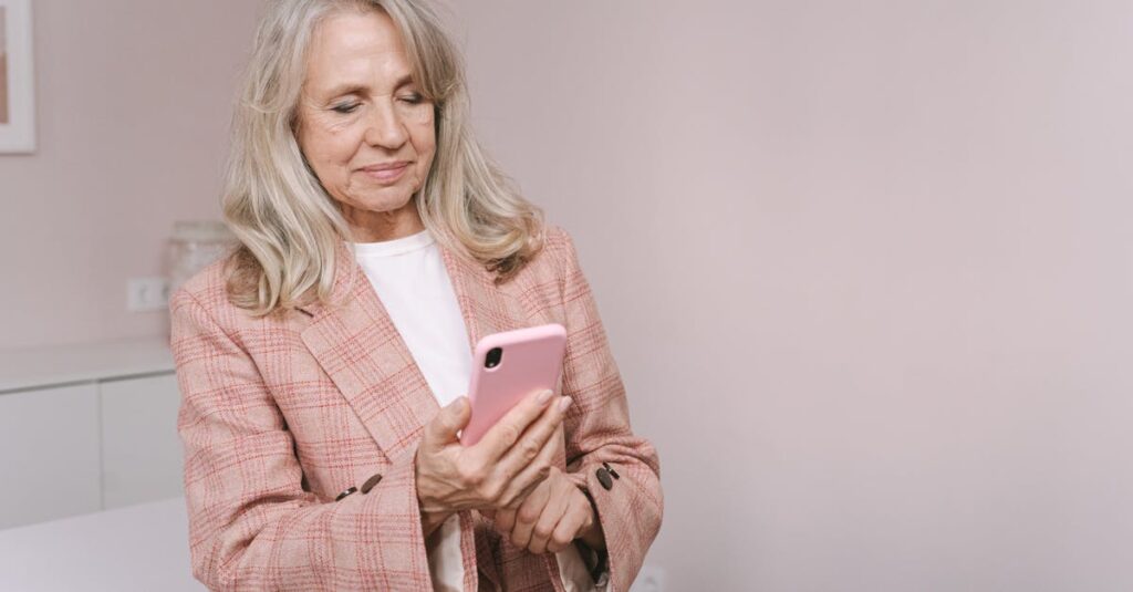 シニア世代がスマートフォン料金を格安SIMで節約し、満足そうにスマホを操作している様子