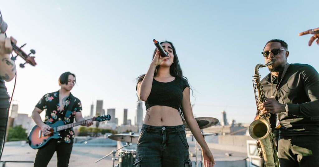 楽器の査定を受ける様子。査定士が丁寧にギターをチェックしているイメージ写真