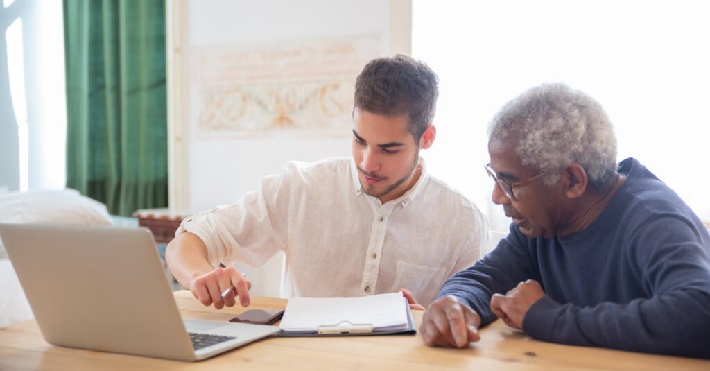 離れて暮らす高齢の親にスマホと格安SIMを渡す際に子供が行うべき準備のイメージ