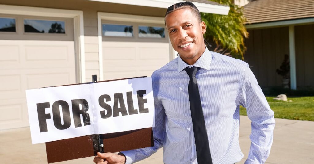 楽器を高く売る人と損する人の行動の違いを比較する図。