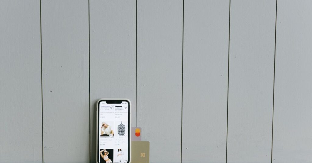 格安SIMのAPN設定を行っているスマートフォンの画面と手元のイメージ