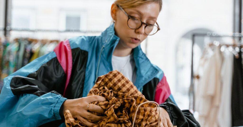 ギターを売るか迷って考え込む男性がギターを見つめる場面