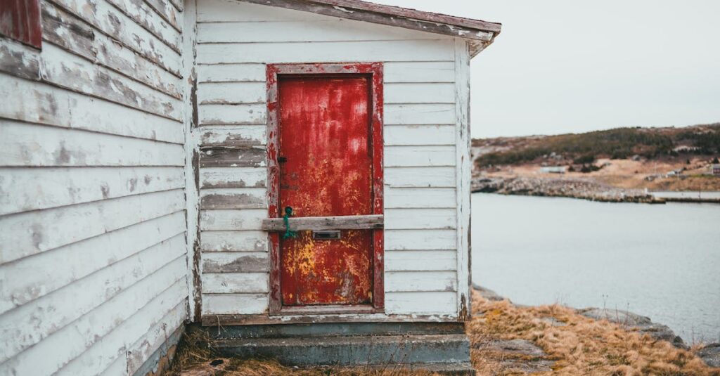 横浜市沿岸部の住宅で外壁が塩害により劣化している様子。塗装の重要性が伝わる写真。