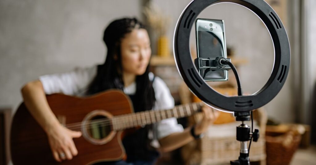 有名な楽器ブランドのロゴが並ぶ。Fender、Gibson、Yamaha、Selmerなどのブランド一覧イメージ