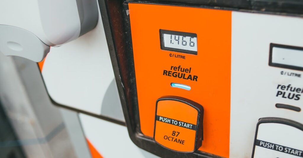 買取価格の表を見ながらギターの相場を確認する男性