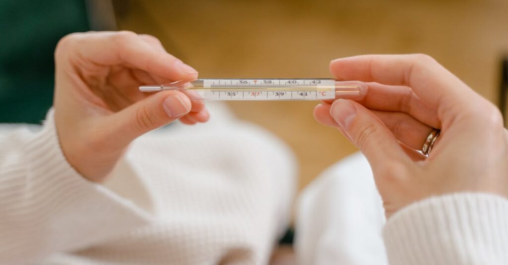 楽器をネット買取に出す際に丁寧な写真と説明文を用意する様子のイメージ