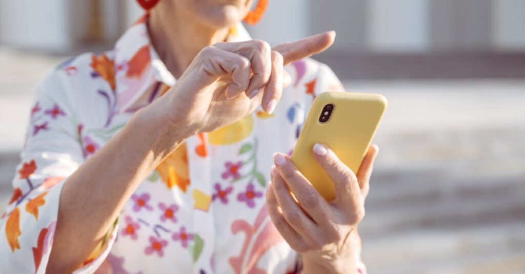 シニア世代がスマートフォンを使う社会的背景とニーズの増加を表すイメージ