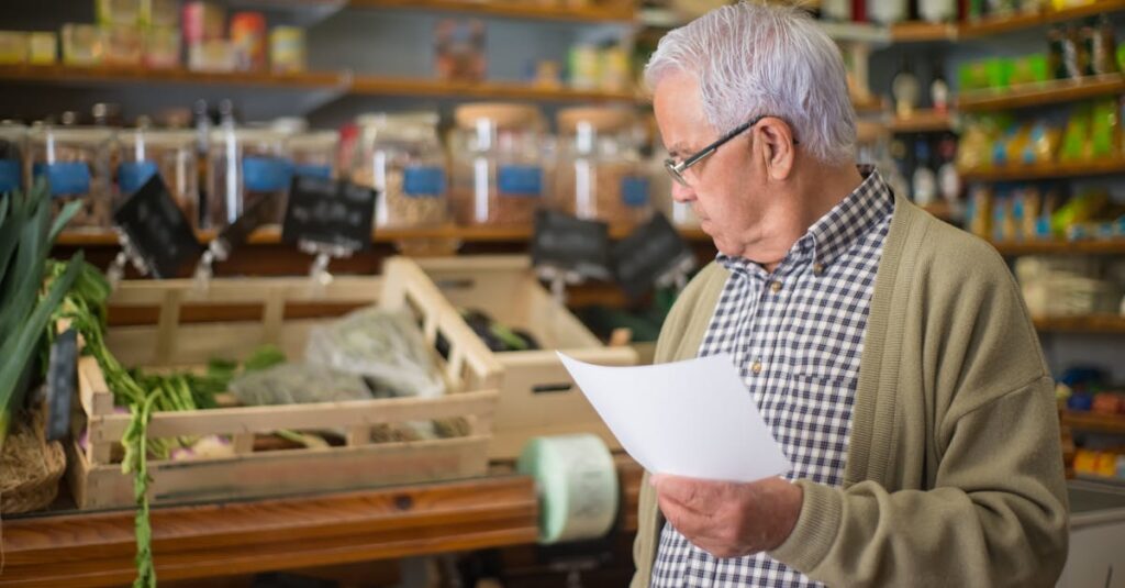 シニアが格安SIMに申し込む前に確認すべきポイントをチェックリスト形式で示すイメージ