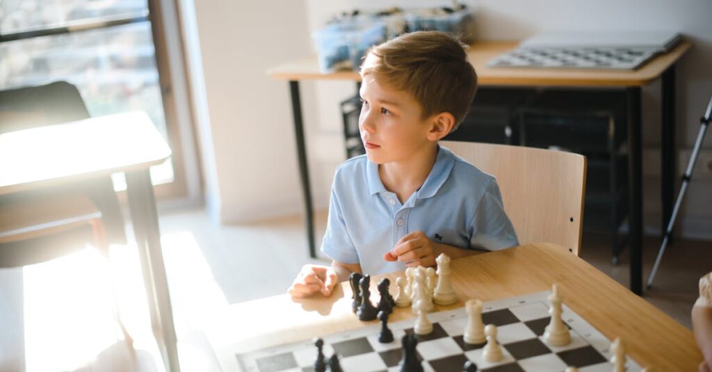 ゲームソフトの箱や説明書、付属品を確認しているイメージ画像