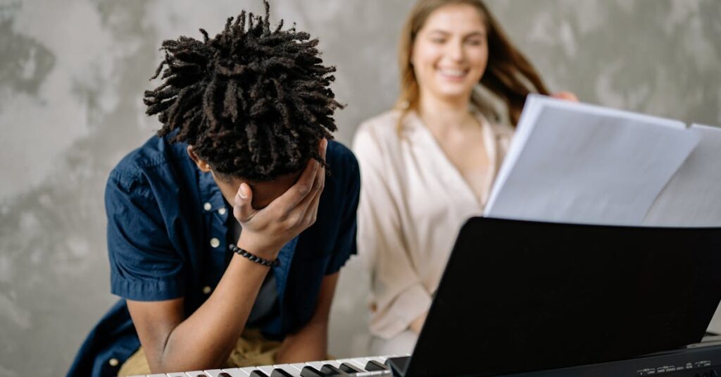 ピアノ買取で査定額を上げる裏ワザのイメージ。複数業者への見積もりと綺麗な写真撮影の重要性