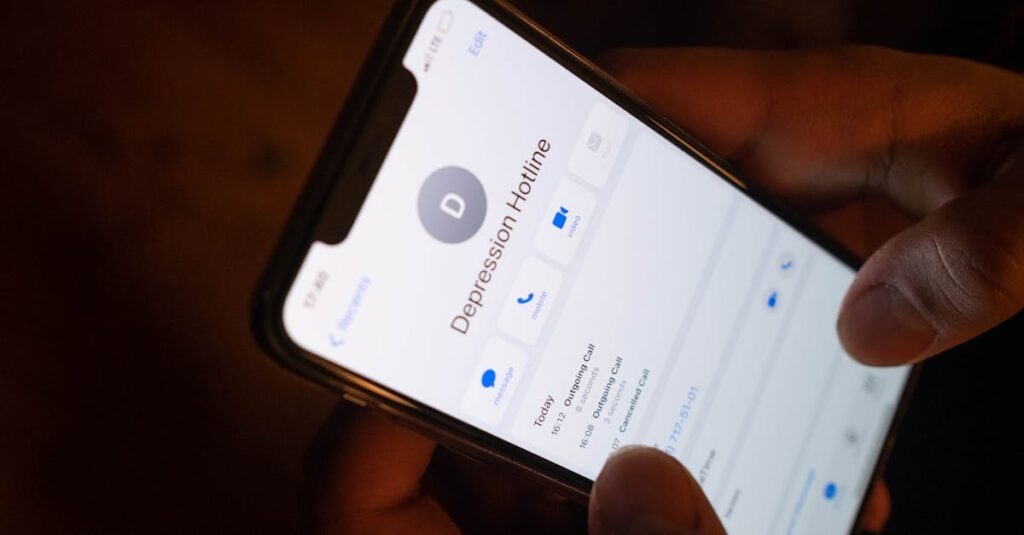 即日対応の害獣駆除業者に電話で依頼する様子。追加費用を防ぐために事前確認をしているイメージ