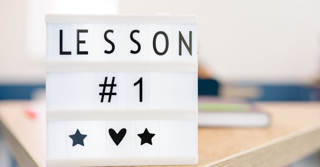 英語学習を継続している社会人が目標ノートを見ながら達成感を感じている場面。