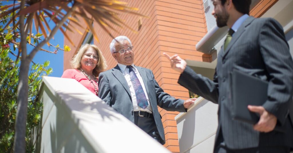 ギターを売るか迷って考え込む男性がギターを見つめる場面