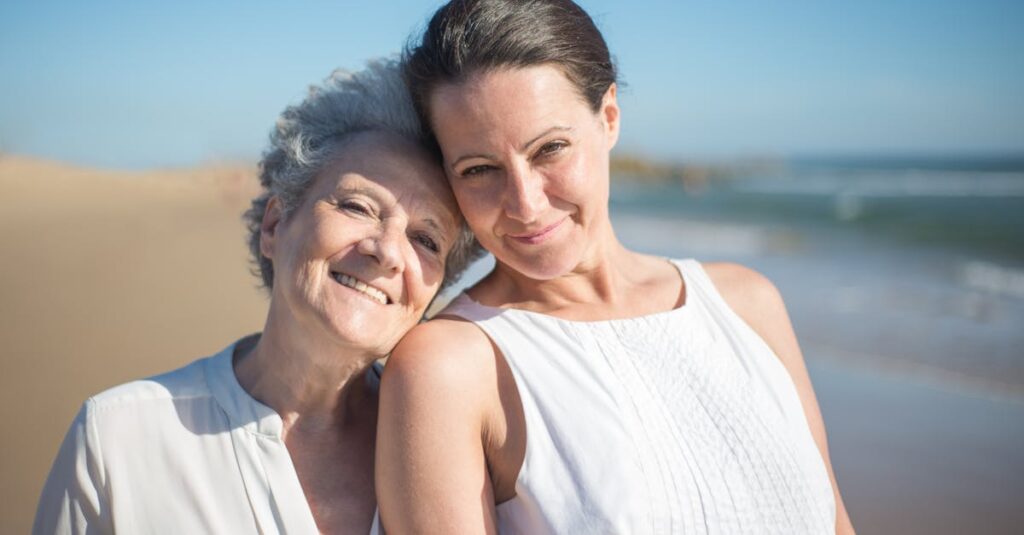 格安SIMに乗り換えて節約と安心を手に入れたシニアがスマホを笑顔で使っている様子