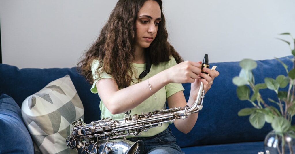 サックスの売却前に掃除や付属品の確認を行う人の手元。