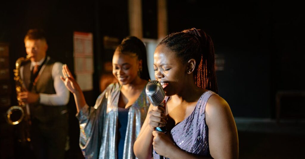 楽器の出張買取当日の流れを査定から現金受取まで丁寧に説明する様子