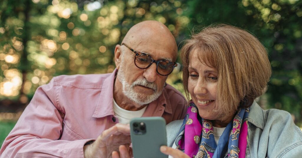 シニア世代がスマートフォン料金を格安SIMで節約し、満足そうにスマホを操作している様子