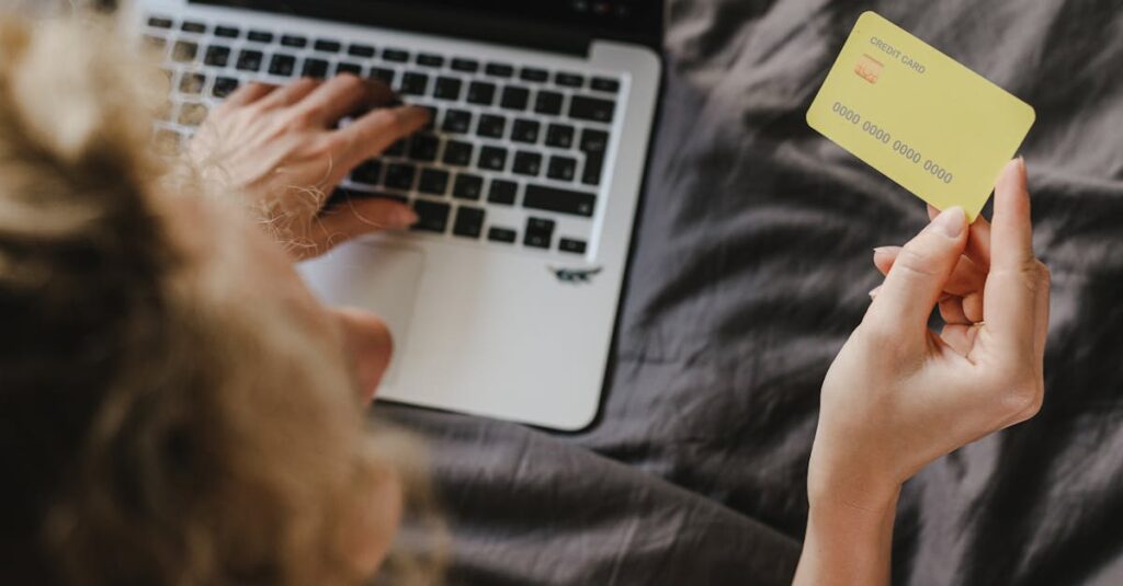 複数のネット買取業者に査定依頼して比較している様子のイメージ