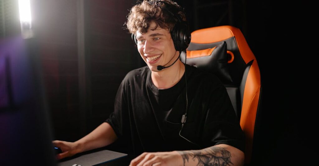 スマホ画面でゲームのオンライン簡易査定をしている様子