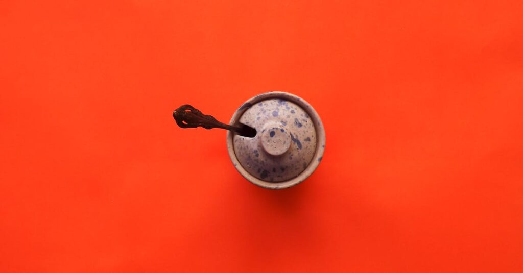 害獣が再侵入しないよう住宅の隙間を封鎖している様子