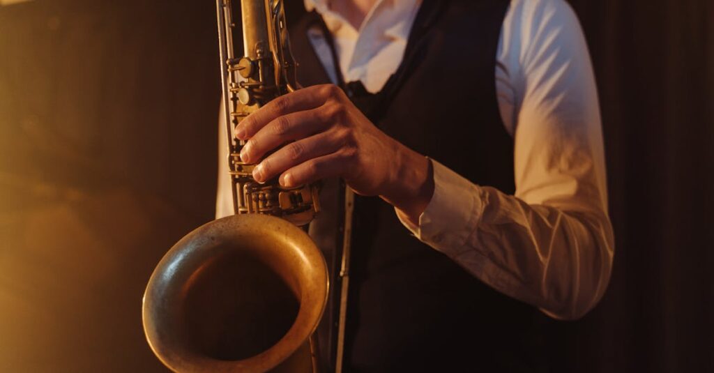 3つの異なるサックスメーカーのロゴとモデル写真を比較する表。