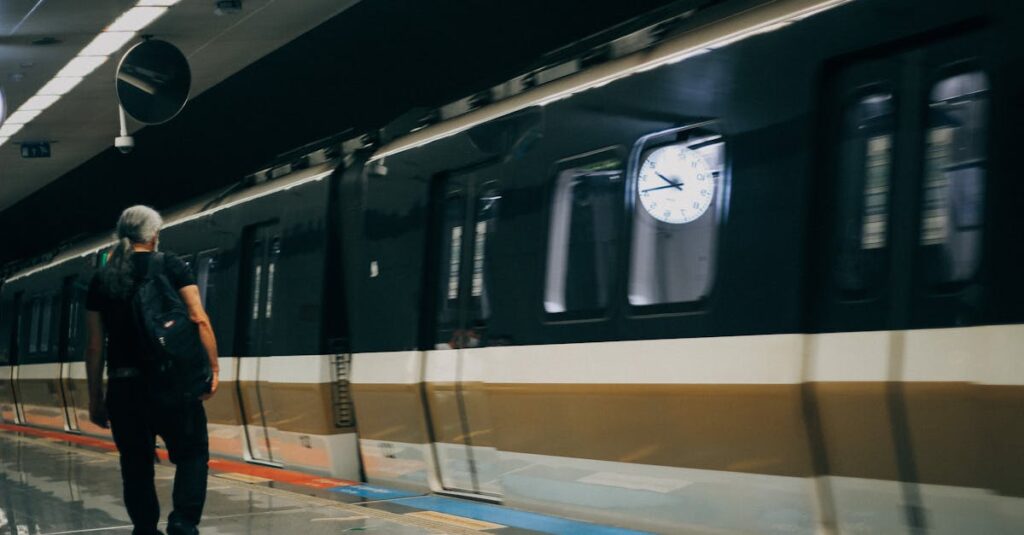 通信速度やエリアを確認している男性がスマートフォンを操作している様子。自宅と職場のエリアマップを比較中。