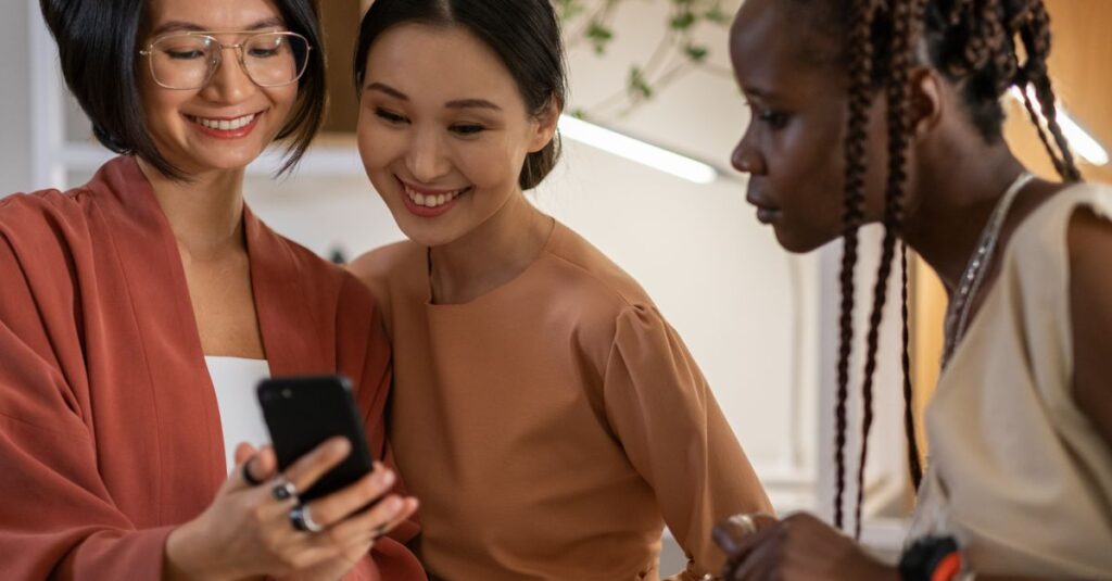 格安SIMに乗り換えて通信費が下がり満足する利用者たちのイメージ画像