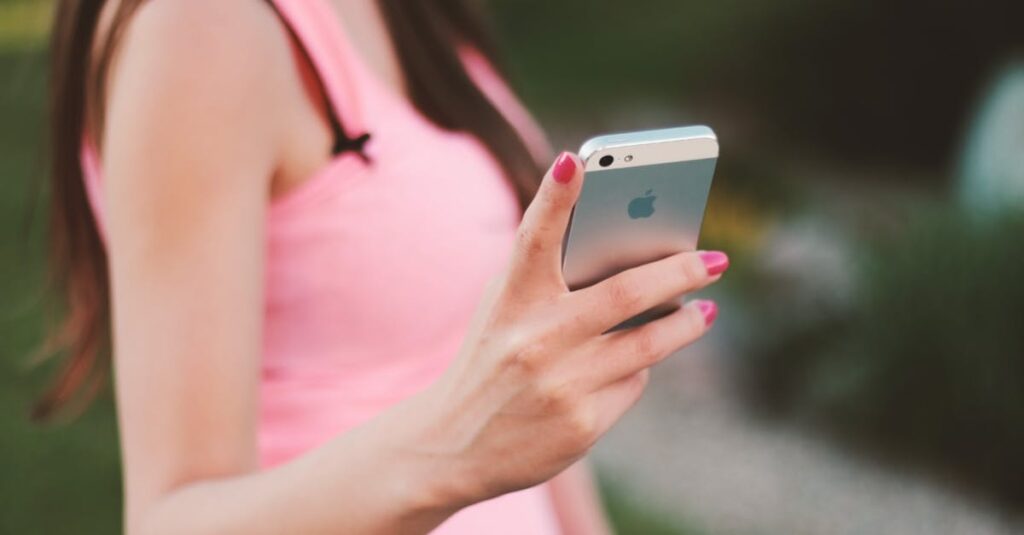 年末に購入したかにをSNSに投稿してレビューしている人々の様子