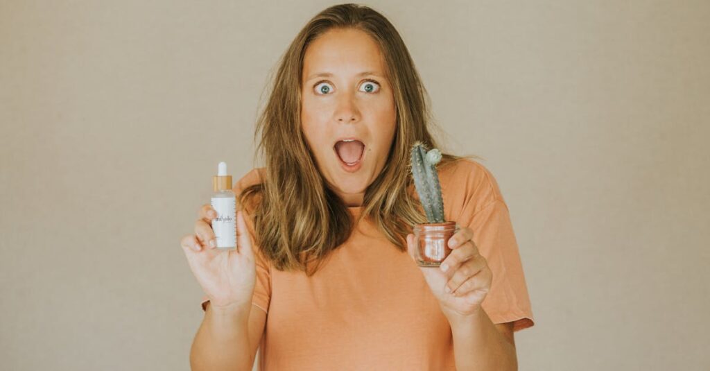 歯科医が奇跡の歯ブラシを手に取り、説明しているクリニック内でのワンシーン。信頼感ある表情が印象的。