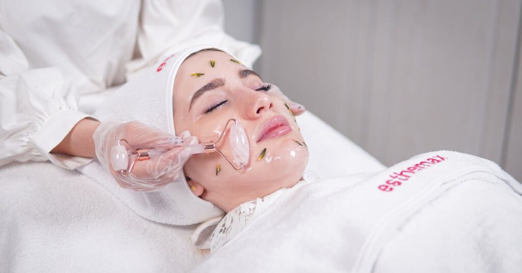 スキンケアアドバイザー資格のメリットを感じている介護職の女性