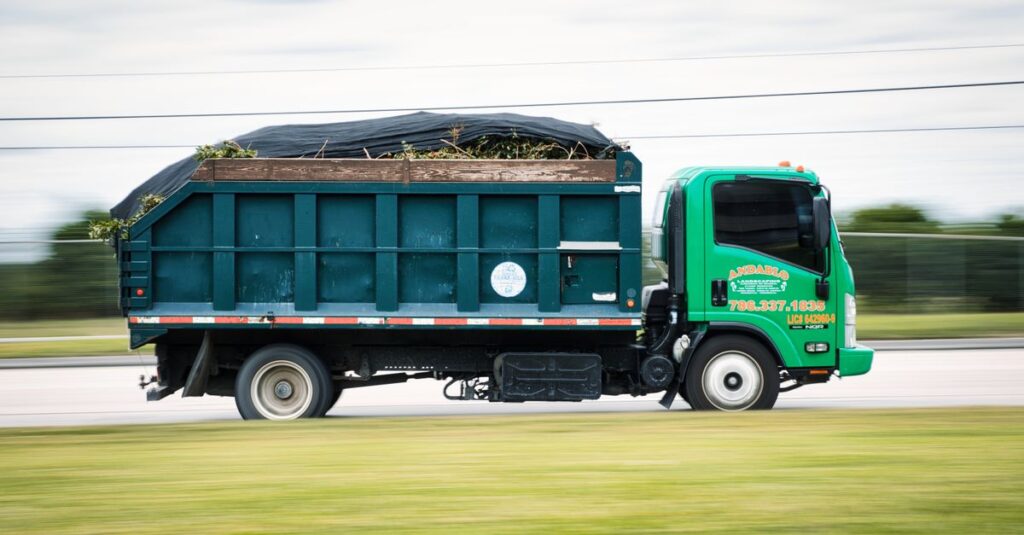 不用品回収トラックが家の前で荷物を積み込む様子。積み放題プランでスムーズに処理