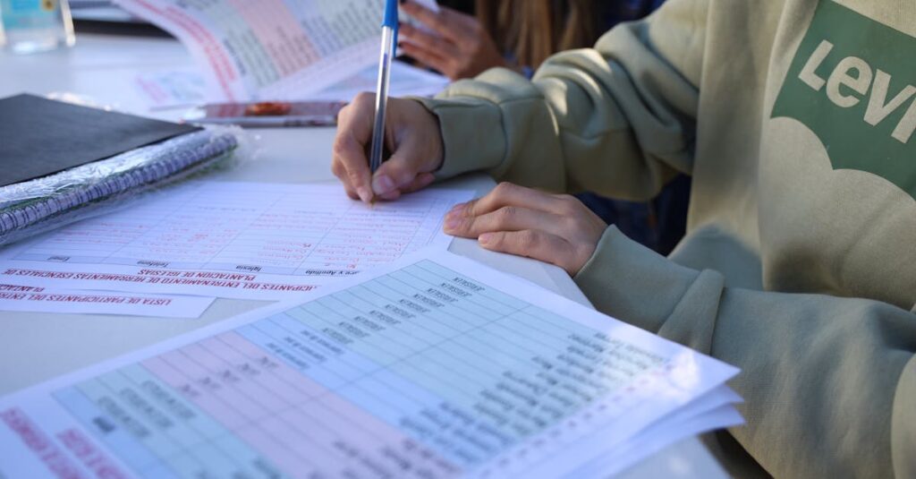 通信講座を比較して自分にあった学習方法を選ぶ女性のイメージ