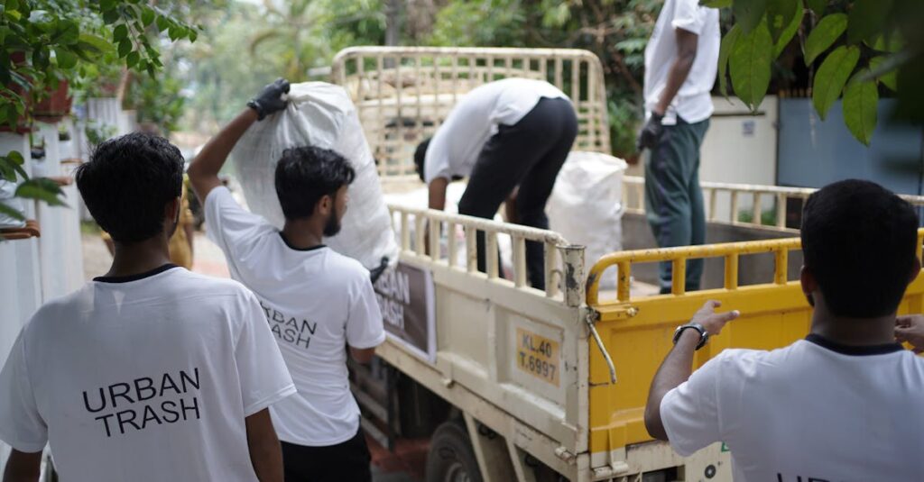 不用品回収トラックが家の前で荷物を積み込む様子。積み放題プランでスムーズに処理