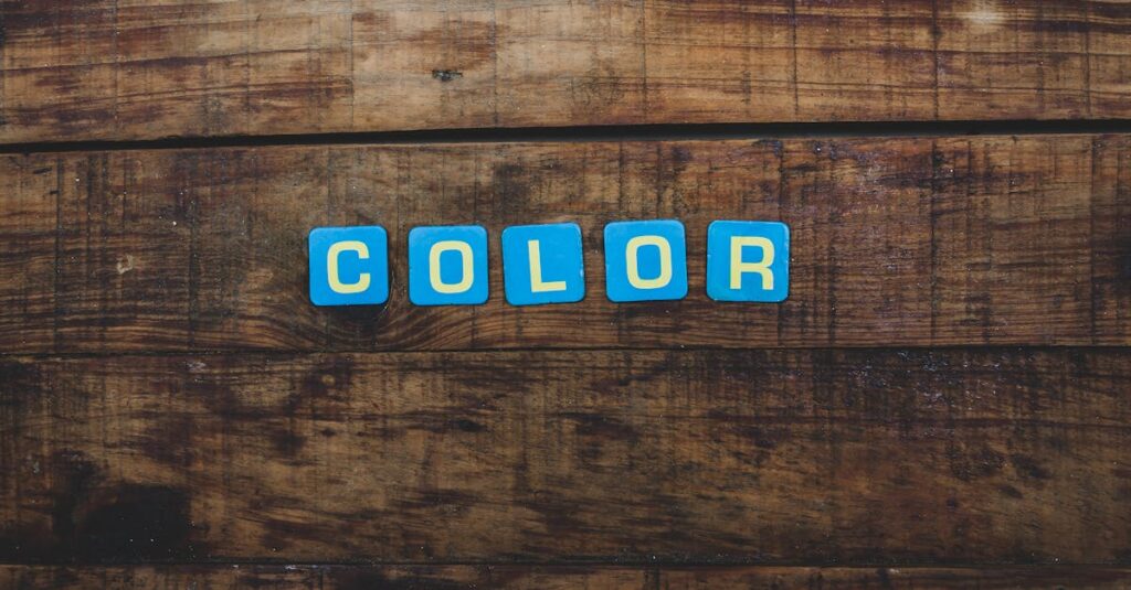 幼児や小学生が楽しそうに英会話を学んでいる教室の様子