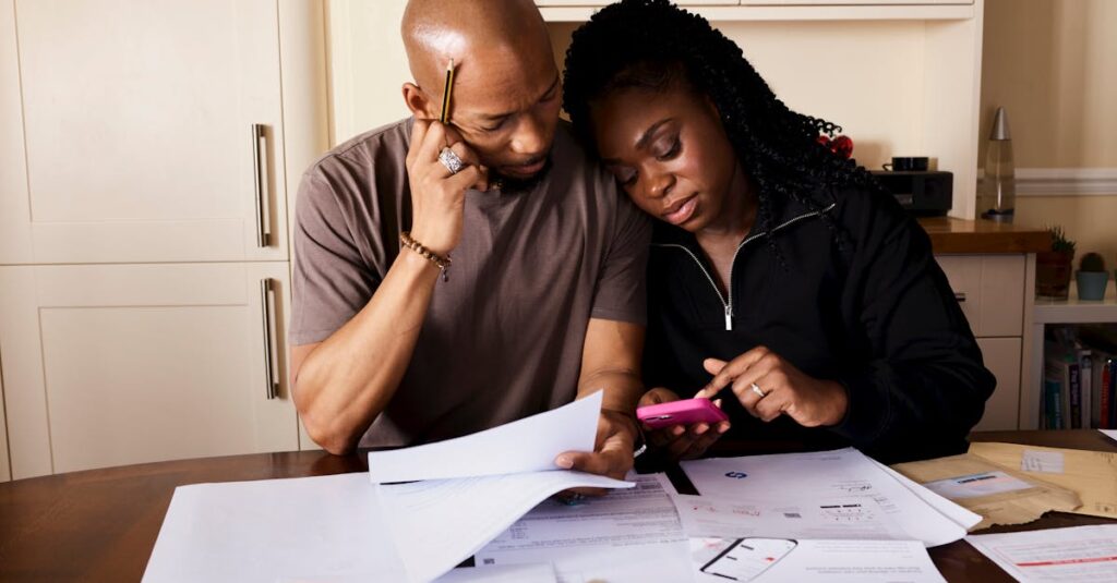 複数の評価サイトやSNSを比較して講座の信頼性をチェックする場面