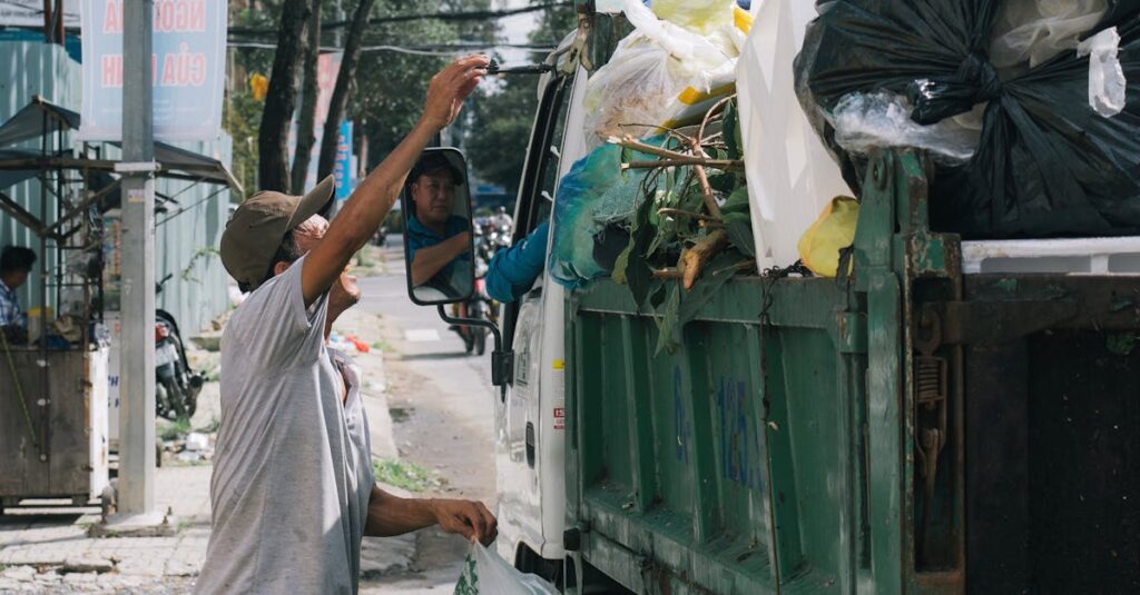 不用品回収トラックが家の前で荷物を積み込む様子。積み放題プランでスムーズに処理