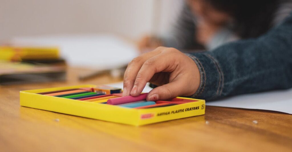 共働き家庭や兄弟で通う子どもに合わせた英会話スクールの選び方を検討している家族