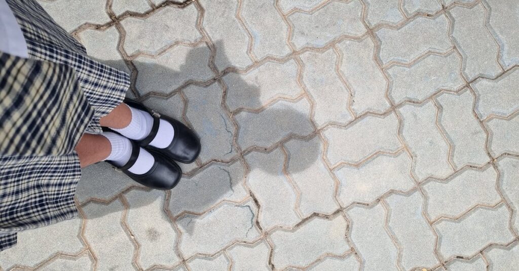 変化を求めて小さな一歩を踏み出す女性の姿