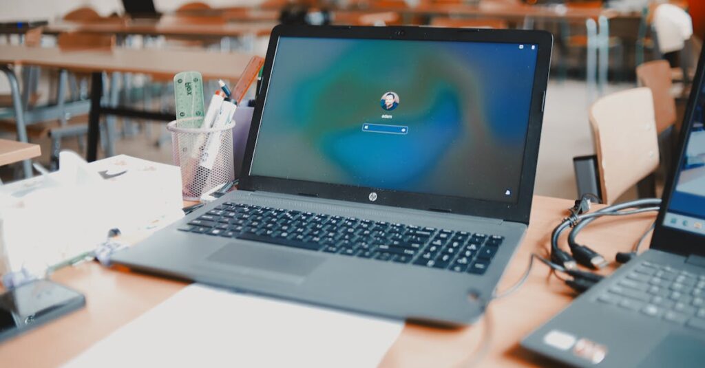 通信講座を受けて成功した女性の体験談を見ている様子