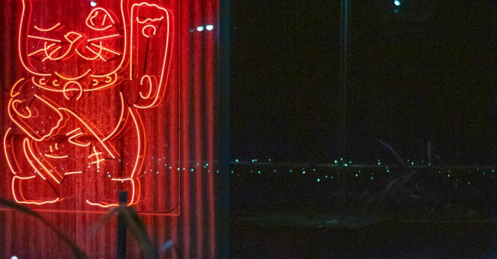 開運グッズを通販で購入するメリットを表現した画像。吉日カレンダー、ポイント特典、限定商品などが視覚的に示されている。